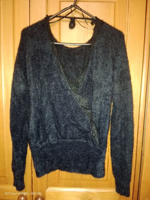 Sweter miś kudłaty dekolt V koronka