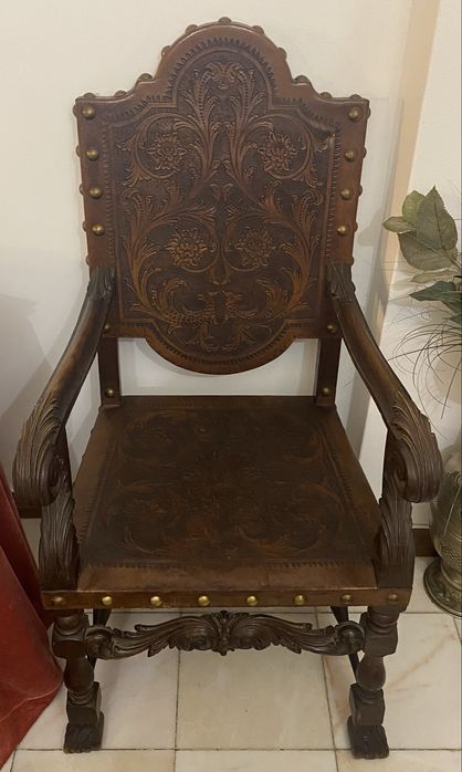 Mobilia antiga c/ + 100 anos