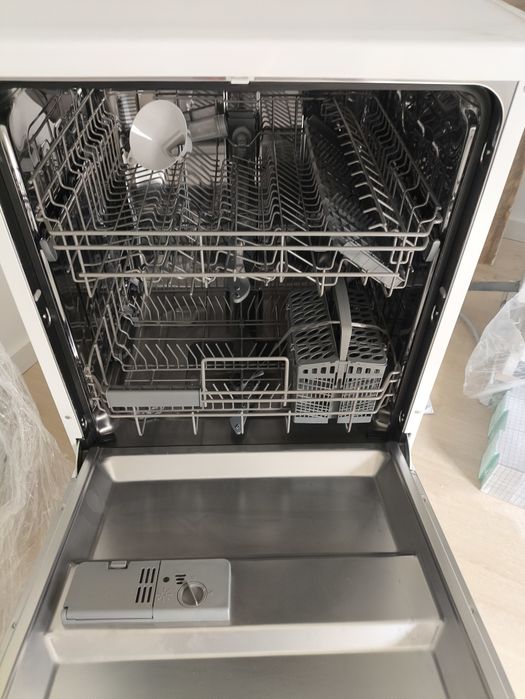 Máquina de Lavar Loiça ELECTRONIA – 14 Conjuntos – Muito Bom Estado