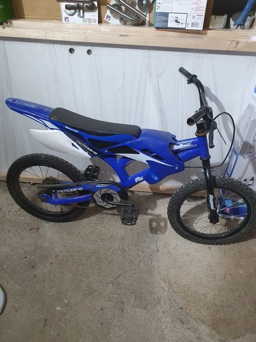 Vendo um carrinho de criança a bateria é uma bcicleta