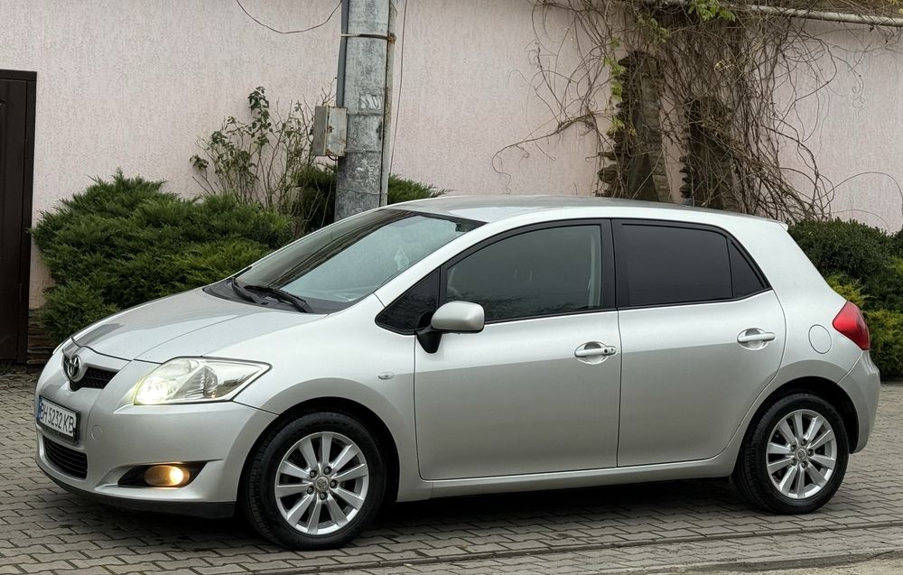 Продам свою Toyota Auris конец 2007 года выпуска, 2.0 дизель(d4d), 6 передач, пригнанная с Нидерландов под себя, 1 власник там и 1 в Украине, вся в РОДНОЙ краске, в дтп никогда не была, пробег 100% родной, обслужена на 100%, и на очень хорошей комплектации, любые проверки, отдам только в хорошие руки :)
-Экология на месте!

•Двигатель работает идеально, очень надежный, не дымит, едет очень бодро( турбинка работает идеально).
•Коробка, сцепление работает идеально.
•Ходовая в идеальном состоянии, все вовремя менялось.
•Электрика в идеальном состоянии, работает каждая кнопка.
•Кузов можно сказать тоже в идеальном состоянии, рыжиков ничего подобного нету, и ни единого подкраса.
•НОВЫЕ тормозные диски
•Колеса НОВЫЕ GoodYear(титаны r16).
-Масло и фильтра поменяны.
•2-х зонный климат контроль заправлен.
•Бесключевой доступ работает
•Круиз контроль
•Start stop
•Сенсорный оригинальный дисплей тойота.
•Антибукс
•Корректор фар
•Датчик света и дождя
-Мультируль
•Салон в идеальном состоянии.
•Расход топлива город 6-7л, трасса 4-4.5л.
•Evo коврики
•Led лампы
•Парктронники

-Кому нужна экономная, надежная, главное обслужена и вся в оригинале машинка, звоните или пишите, документы в порядке.