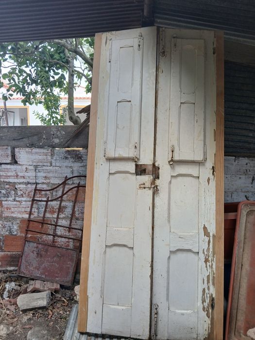 Porta dupla com postigo