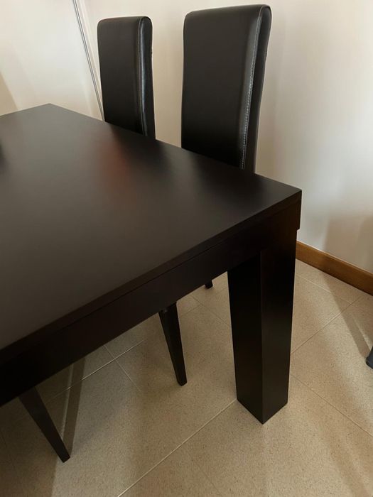 Mesa de Jantar Extensível com 6 Cadeiras em Pele — Excelente Estado