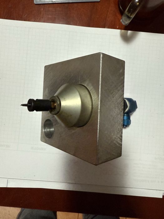 Blok hydrauliczny z czujnikiem cisnienia element przemyslowy