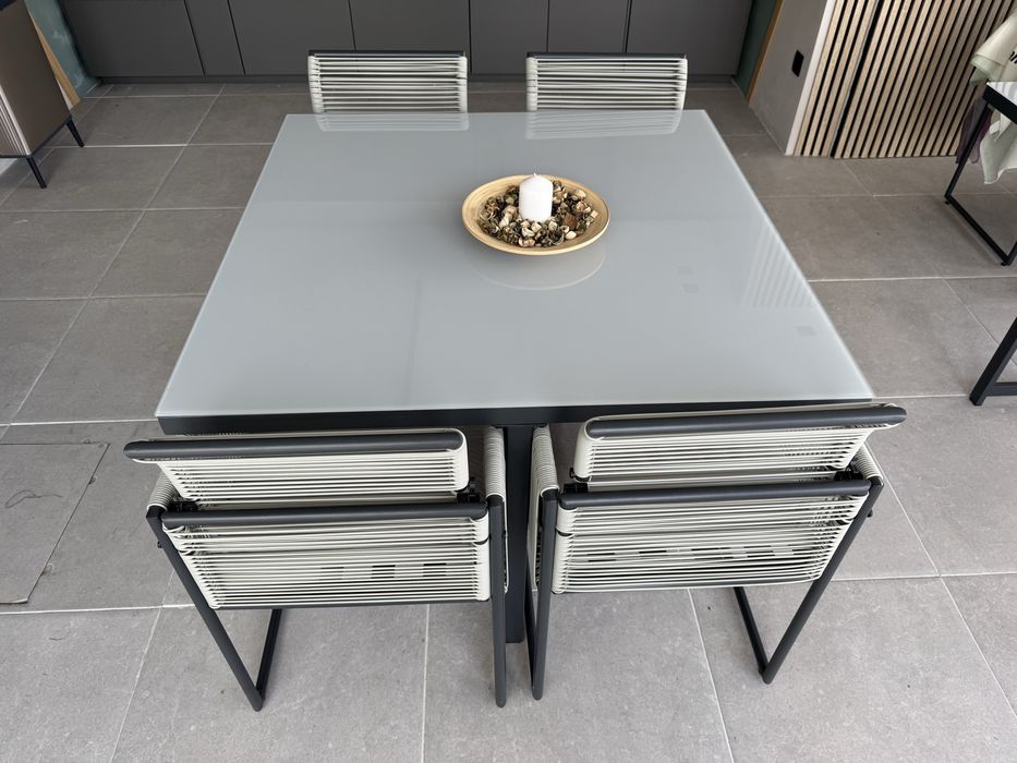 Conjunto de Mesa Quadrado e 4 Cadeiras de jardim e jantar ao ar livre.