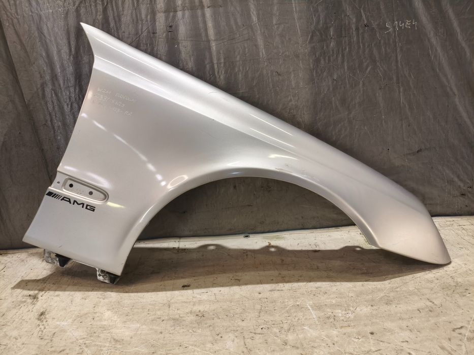 Błotnik Prawy Mercedes W211 Lakier 744