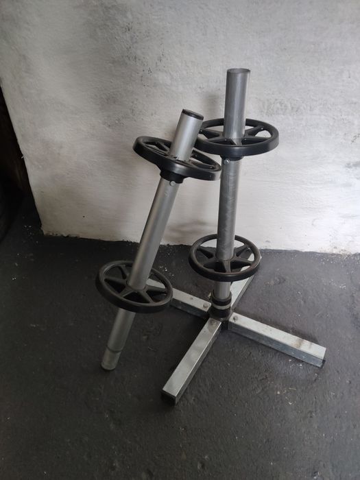 Stojak na koła samochodowe.