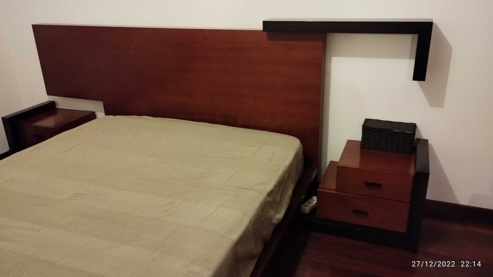 Conjunto Cama casal com arrumação + Mesa Cabeceiras + Móvel gavetas