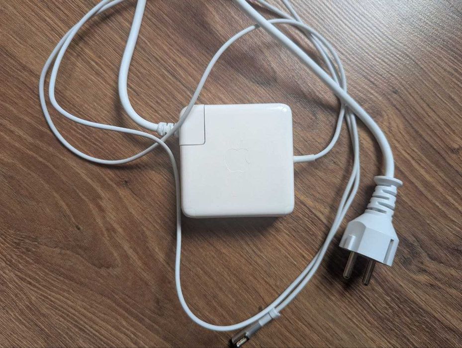 Apple 85W MagSafe power adapter