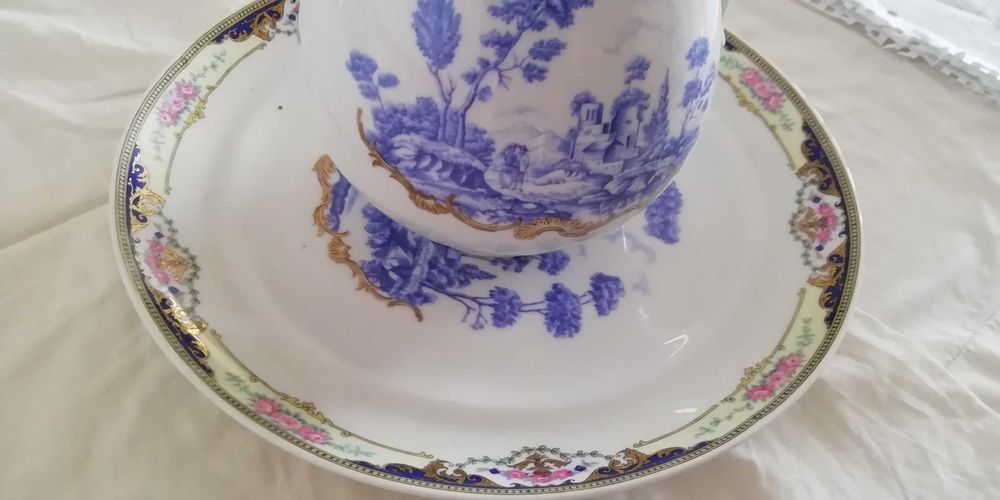 Jarro de água e prato em porcelana