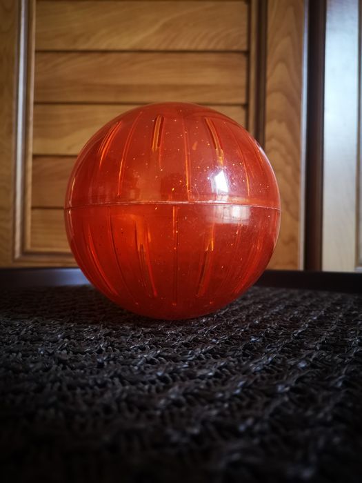 Kula otwierana dla chomika do biegania