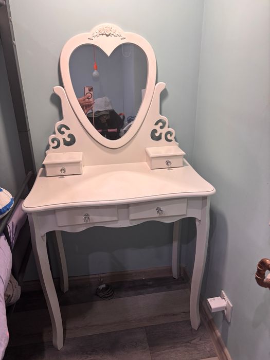 Toaletka biała  z lustrem