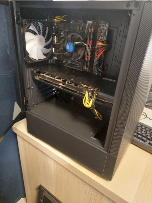 PC | i5 10400f | RX 5700xt | 16GB RAM | 500 SSD