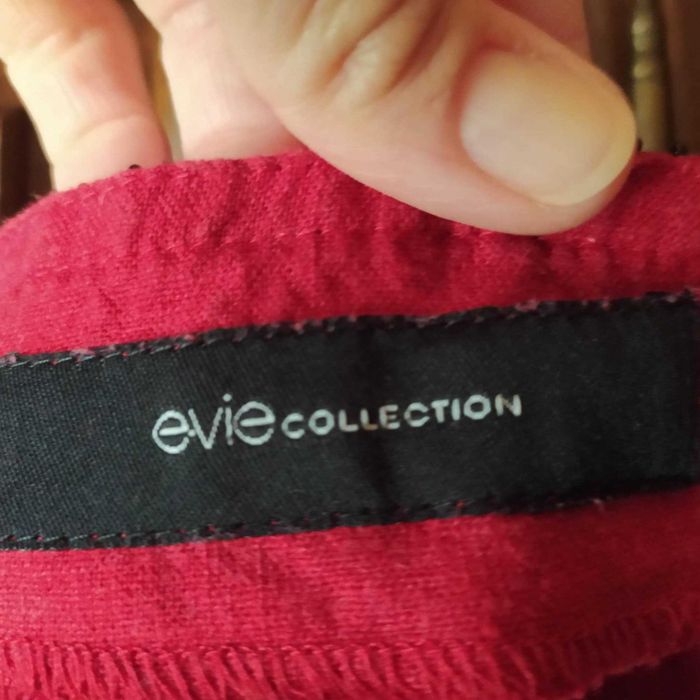 Spódnica czerwona z ozdobnym kwiatem E-vie
L / 40 / 12