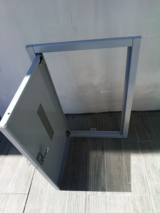Drzwiczki rewizyjne metalowe wymiarach 64 na 40cm