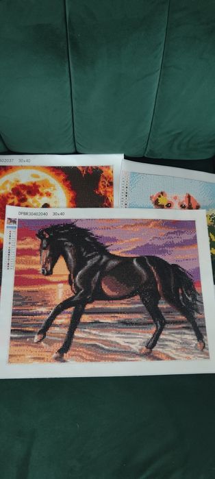 Oddam obrazki wykonane haftem diamentowym