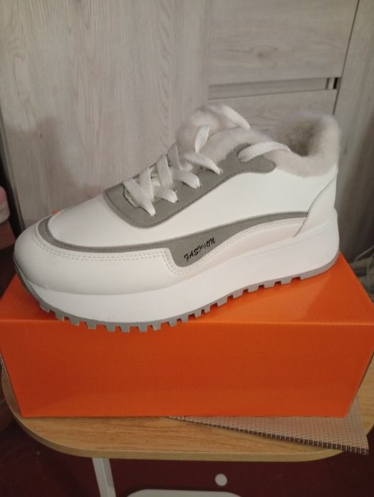 Продам кроссовки