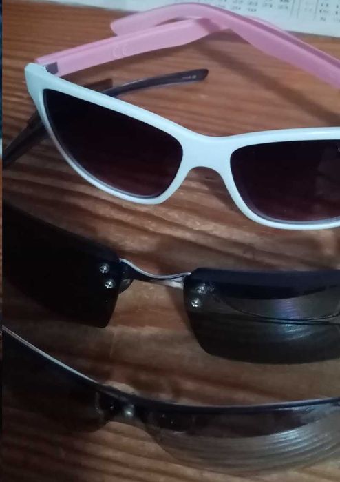 pares de óculos de sol