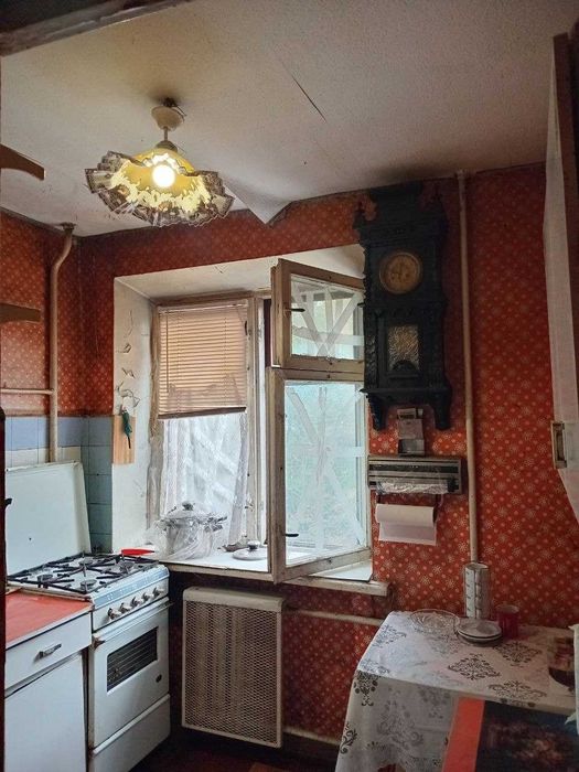 Двокімнатна в центрі поруч з метро Олімпійська, є газ!
