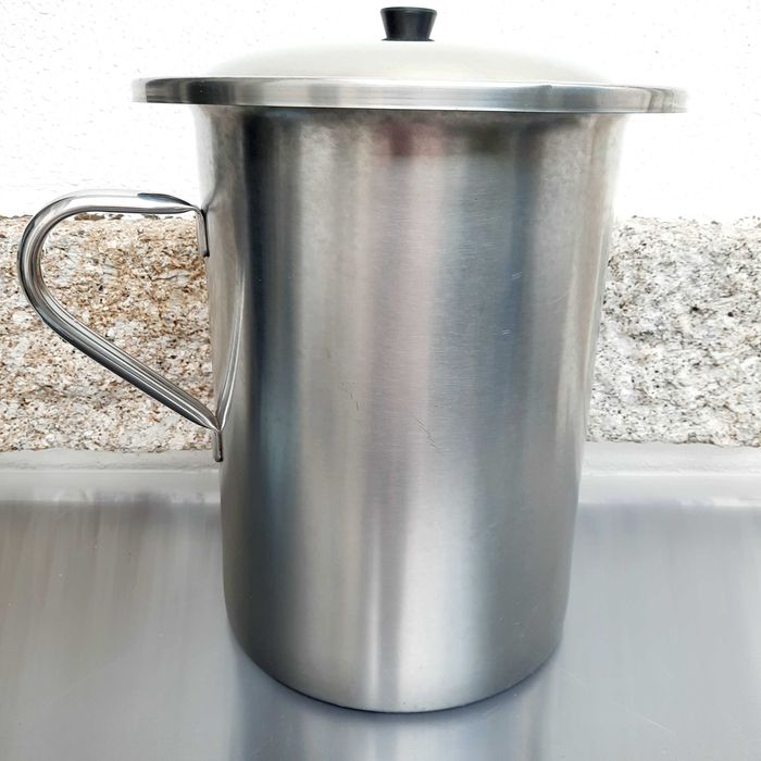 Panela grande industrial em aço inoxidável com tampa e pega.