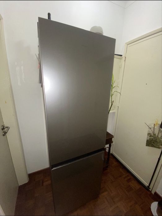 Vende-se máquina de lavar novíssima geladeira novinha também Samsung. interessado só chamar