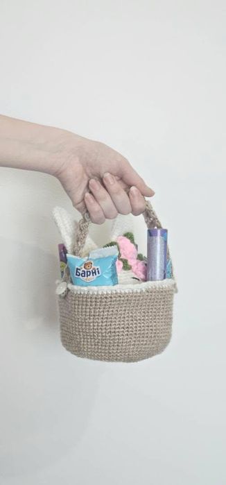 В'язаний зайчик у кошику