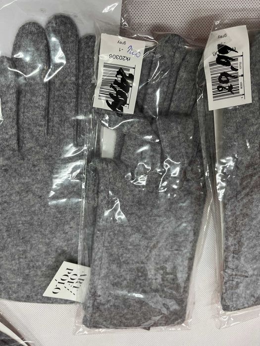 Rękawiczki ponad 40 par- mix po likwidacji sklepu