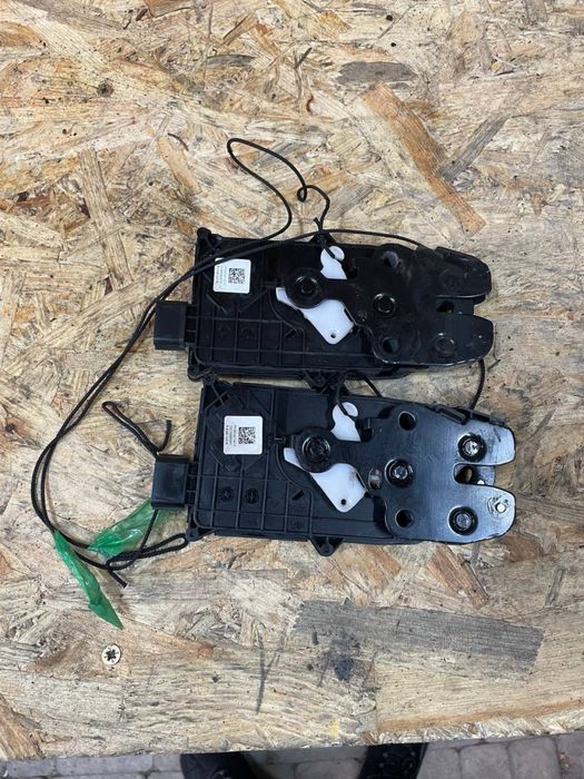 Замок Rivian R1T