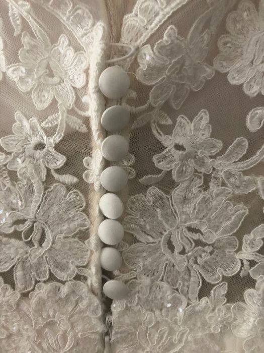 Piękna suknia ślubna w kolorze ecru