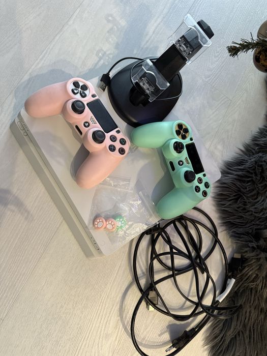 Konsola PS4 biala z dwoma padami i grami