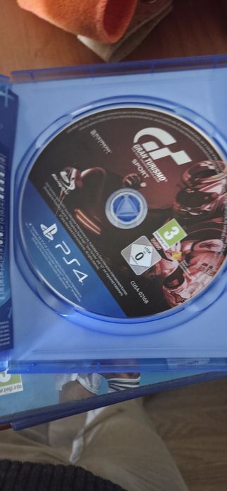 PS4 com comando + 3 jogos