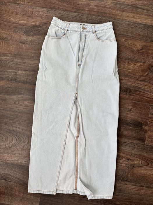 Довга жіноча спідниця