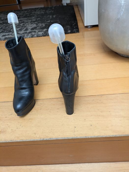Botins compensados em pele