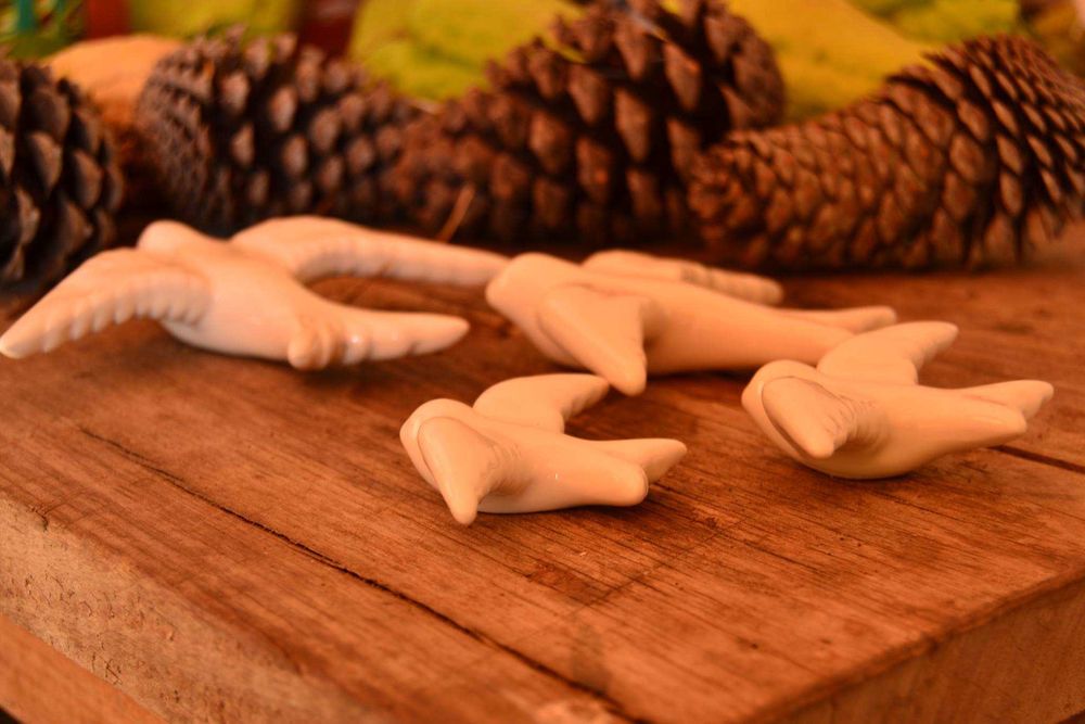 Stock off lote de 100 andorinhas em porcelana, várias cores e tamanhos