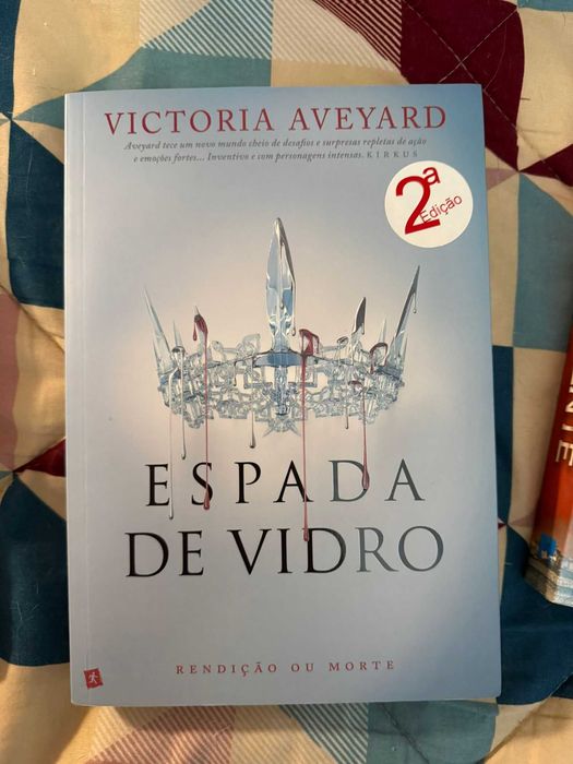 Livro "Espada de Vidro" de Victoria Aveyard