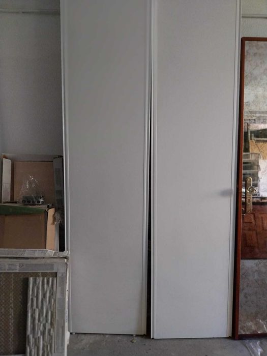 Portas de correr brancas adaptadas para colocar numas calhas