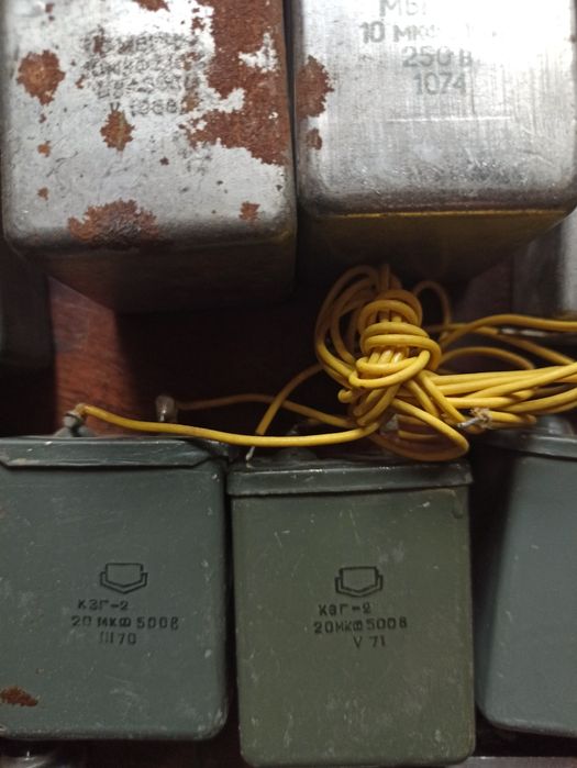 Конденсаторы разные.
