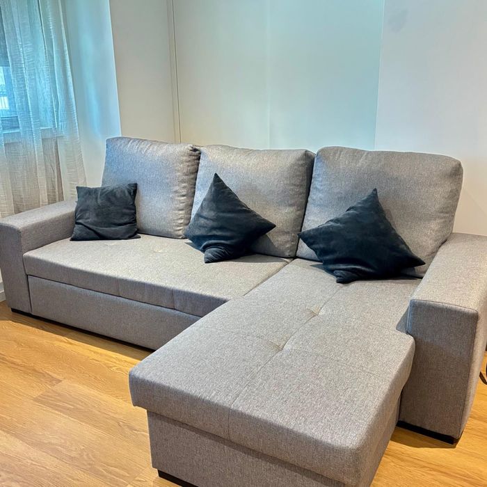 Sofá cama casal, novo, com 3 lugares, moderno e funcional. Valor de aquisição numa da imagens