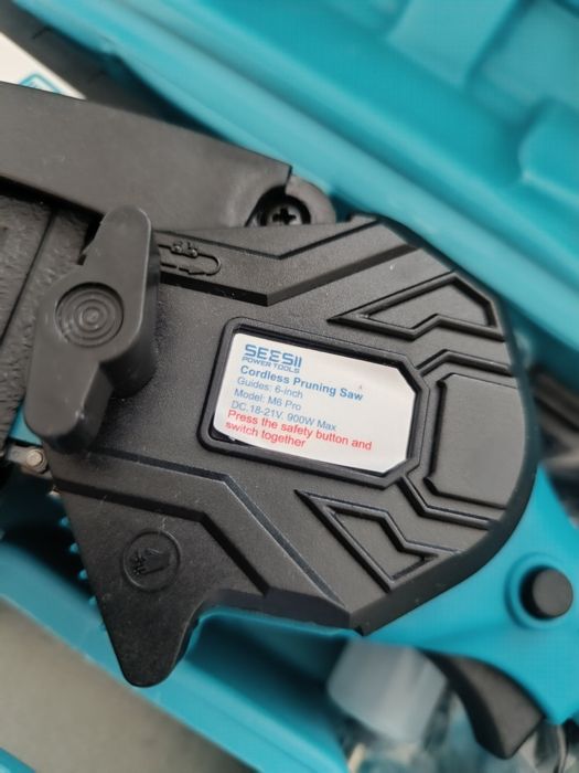 kit de mini motosserra elétrica a bateria (armazenado em uma maleta azul).