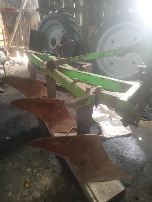 Продається плуги бомит бу на великих стойках.