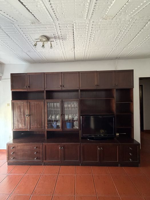 Móvel de Sala em Madeira Maciça de qualidade com vitrine e gavetas