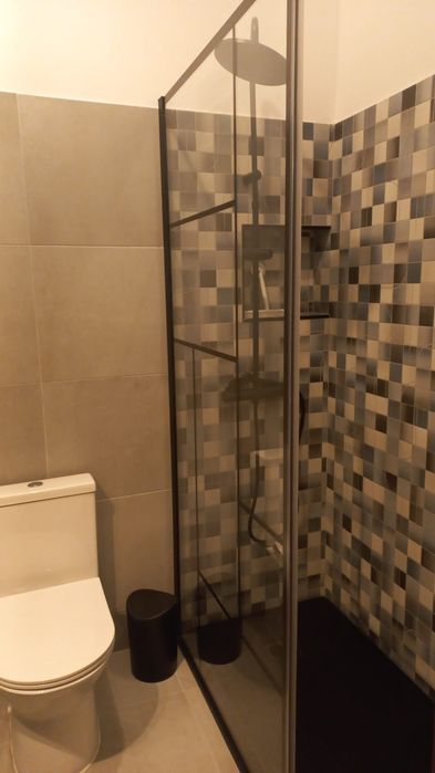 Quartos individuais, apart renovado e mobilado em Massamá.
