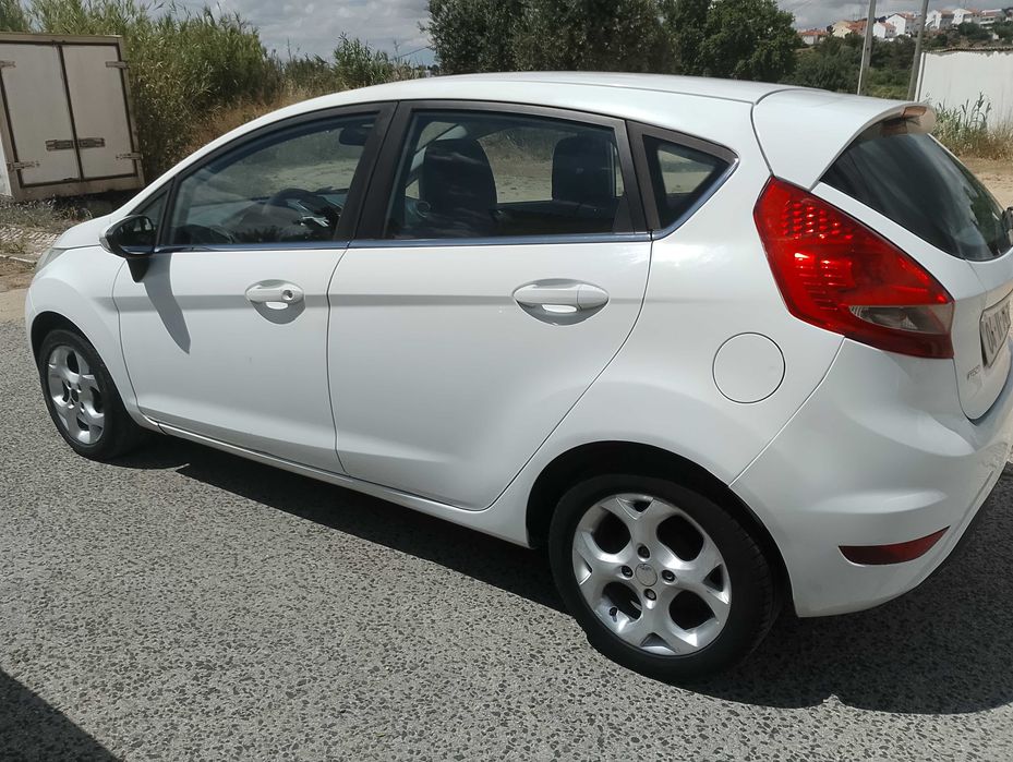 Ford fiesta 1.4 Tdci Titanium , versão de topo. Possibilidade de retoma!