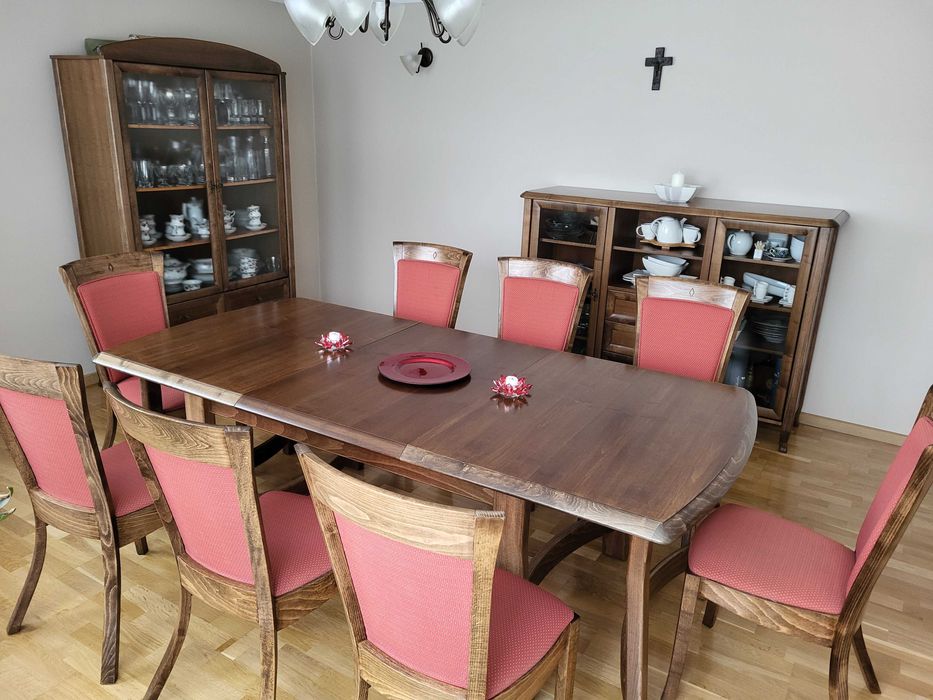 Solidny rozkładany stół i 8 krzeseł do jadalni, bardzo zadbane.