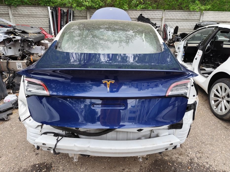 Кришка багажника (Ляда) М3 рест в колір/ Крышка багажника М3 рест