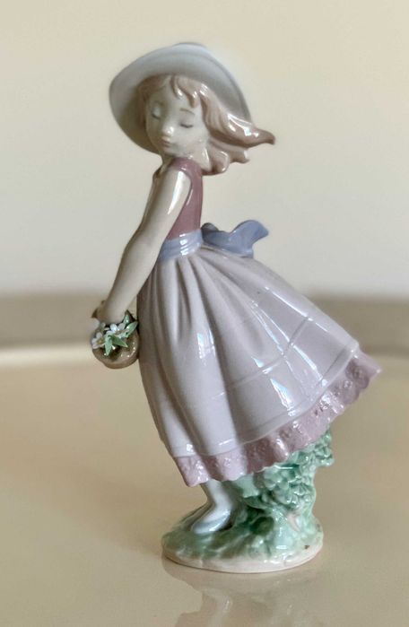 LLADRO  Pretty innocence Girl Figure
