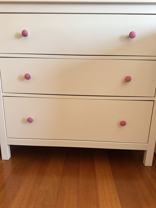 Comoda com 3 gavetas de madeira maçica, de velatura branca, 108X96 cm