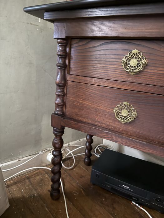 Mesinha antiga em castanho