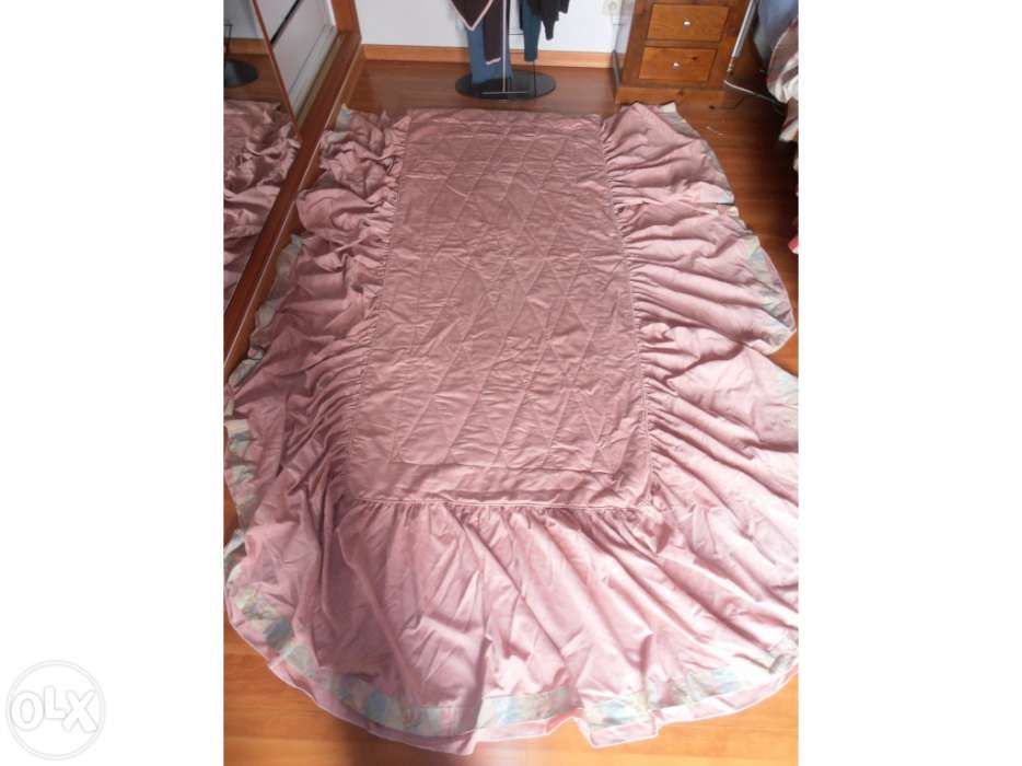 Colcha, cortinados, almofadas, cadeirão
