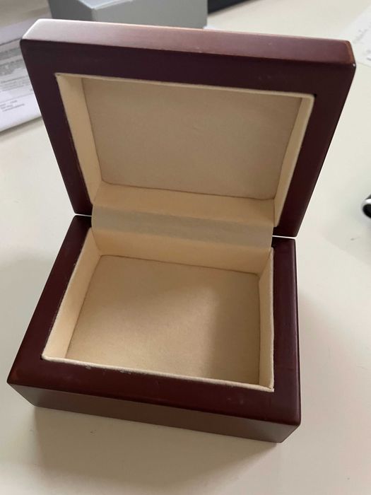 caixinha de madeira com tampa de prata